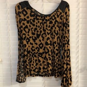 🎈 2/$25 Leopard print top with slit sleeves
